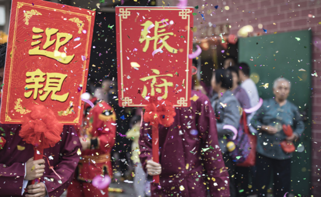 穿西服骑大马 将中式婚礼“进行到底”