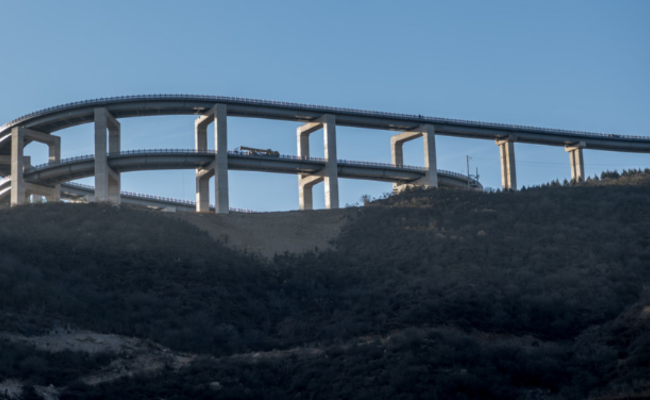 太原：山顶现“过山车”式高架桥