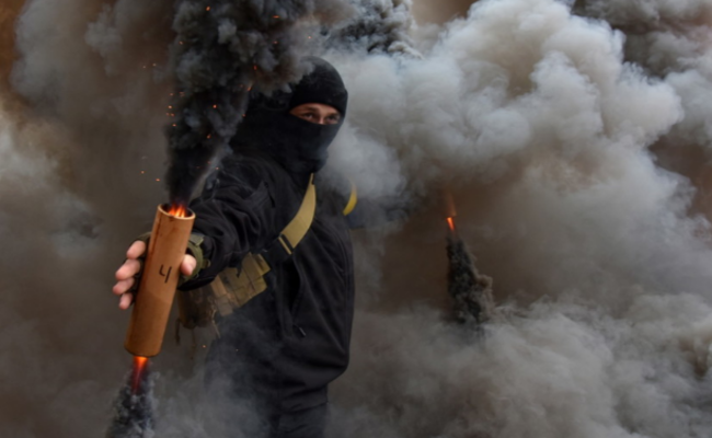 乌克兰民族主义者点燃烟雾弹抗议