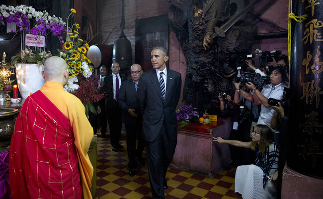 奥巴马福海寺拜佛画面