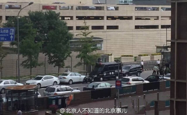 北京：美国驻华大使馆门口现拆弹部队