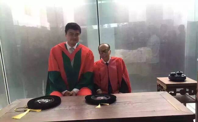 李嘉诚、姚明出席汕头大学毕业典礼画面