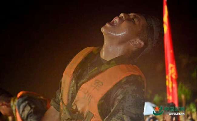 士兵救灾顾不上喝水，抬头喝雨水