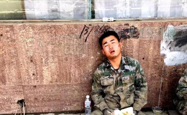 这张抗洪战士的照片刷爆了微信朋友圈