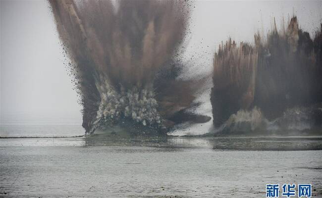 1公里大堤埋27吨炸药 爆破分洪