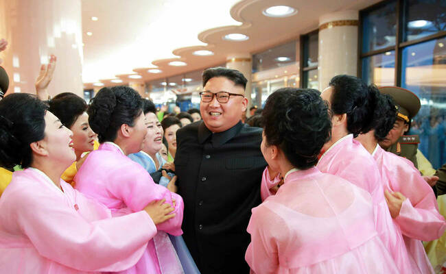 金正恩观看演出 被军嫂包围
