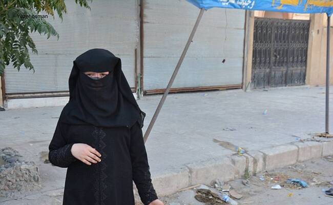 极端组织撤离后 她们焚烧头巾并围着跳舞