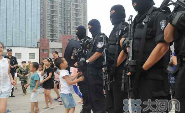 特警支队院内上演“爸爸去哪儿”