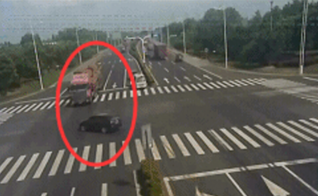 货车闯红灯压扁轿车