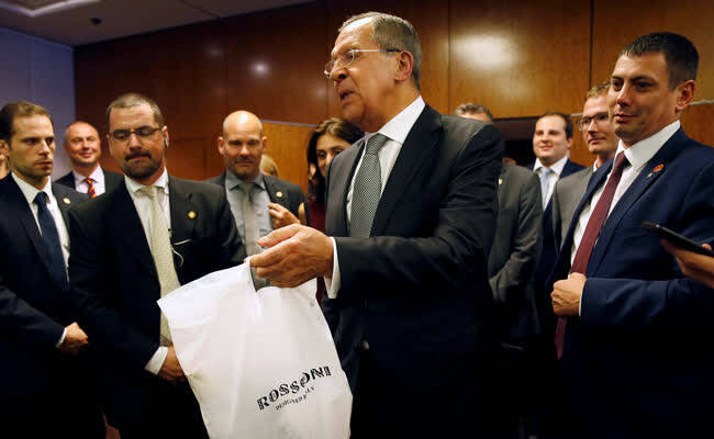 美俄外长会前 拉夫罗夫给记者发伏特加