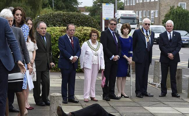 威廉王子访校时身后70岁官员突然倒地