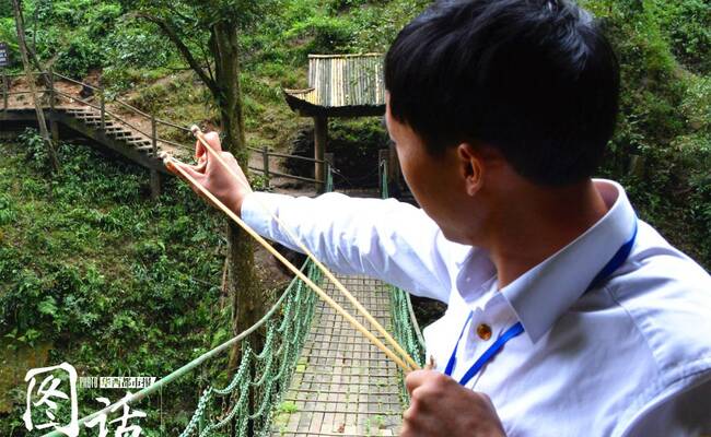 为防猴子闹事 峨眉山工作人员手拿弹弓管猴