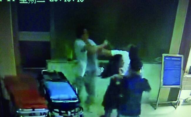 贵州急诊医生凌晨遭3人围殴 防狼喷雾自卫