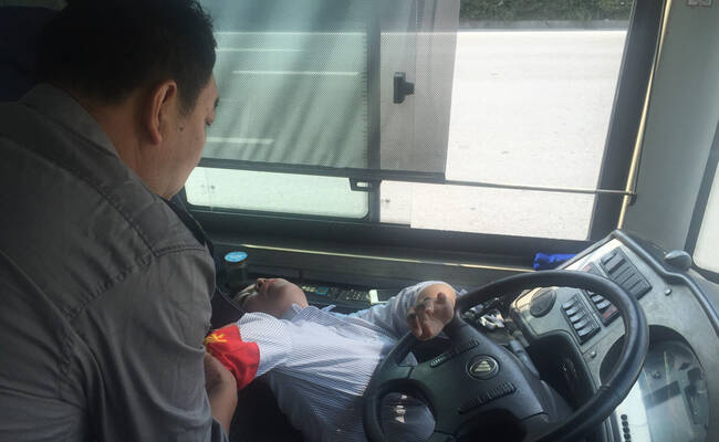 将车停稳后 女公交司机倒在驾驶室