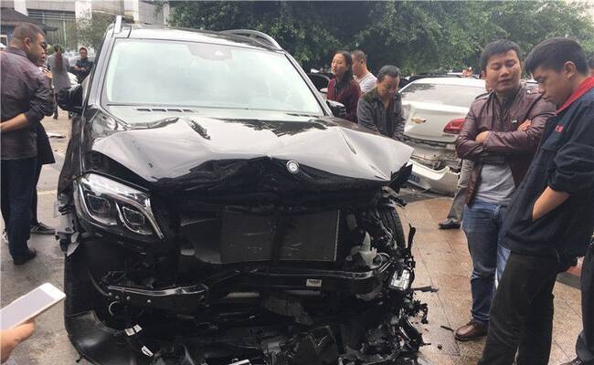 无牌奔驰闹市狂奔连撞6车 10岁女孩无辜被伤