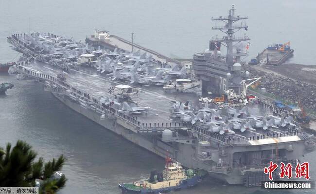 美航母进驻釜山 韩海军雨中列队欢迎