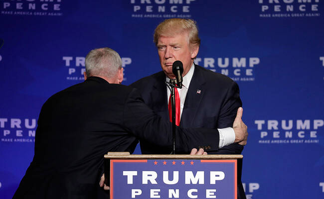 特朗普造势现场骚乱 被安保带离现场画面