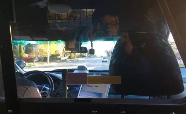 中国留学生在美国开枪击毙歹徒 在警车上拍照