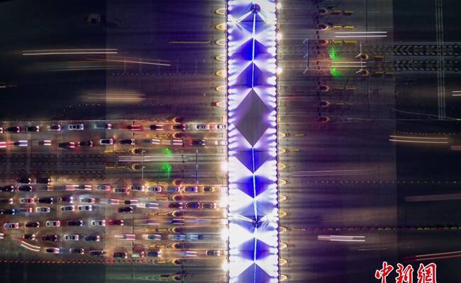 除夕前夕，民众驾车日夜兼程把家还