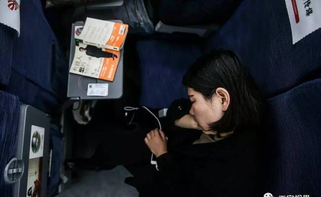 女子每天花225元跨省进京上班 车票成堆