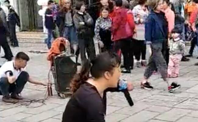 一家人看到这一画面后 认定是失踪15年的女儿