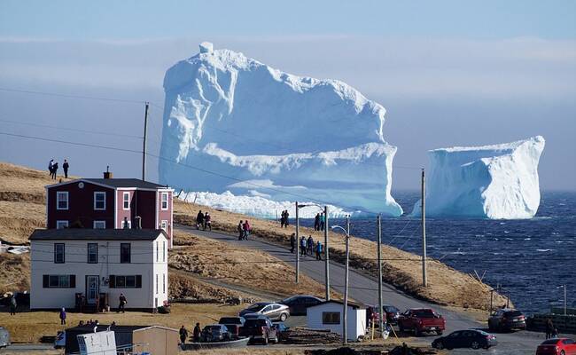 超过一万岁的冰山向小镇飘来了