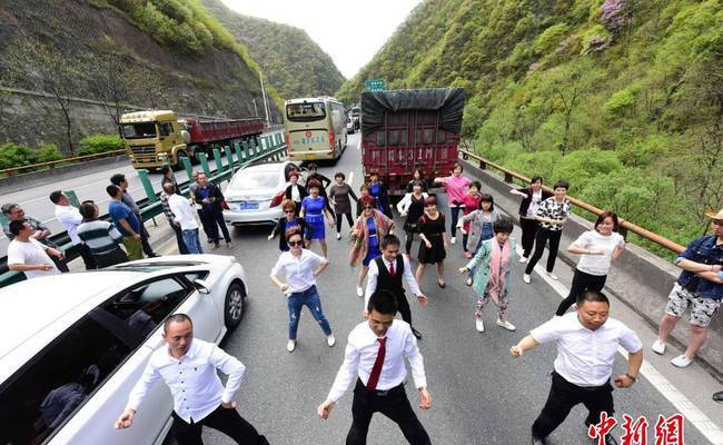 西安高速公路堵车 乘客们下车尬起舞