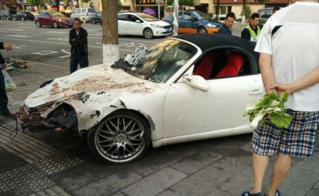 法拉利和保时捷飙车 一辆撞墙一辆撞树