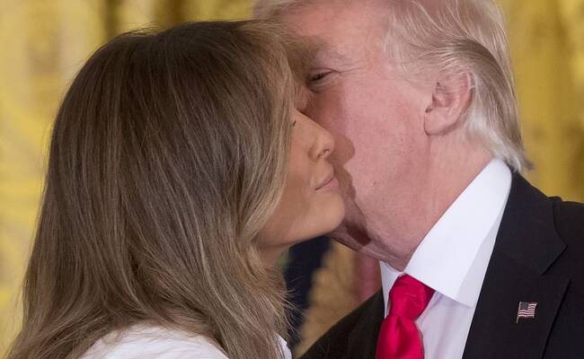 特朗普与第一夫人出席母亲节活动 当众亲吻