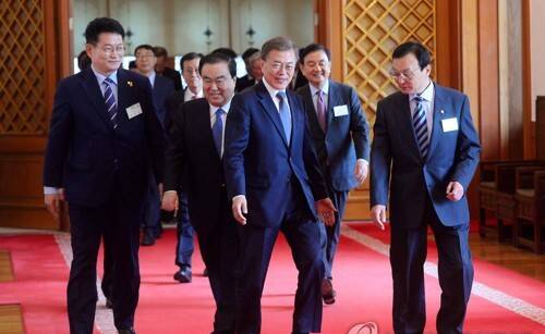 文在寅宴请派往中美日俄四国特使画面