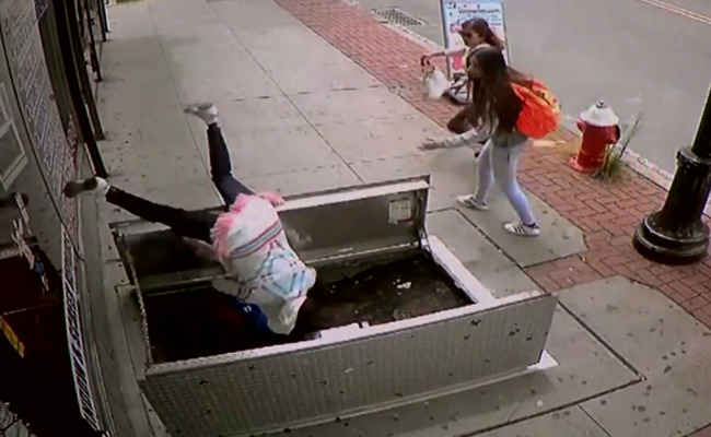 女子走路只顾看手机 一头栽进管道井