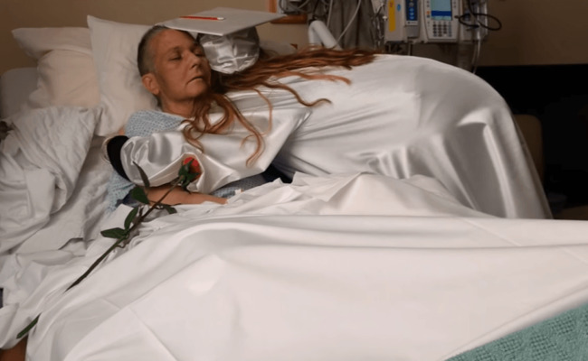 母亲患癌即将离世 女孩将毕业典礼带到病房