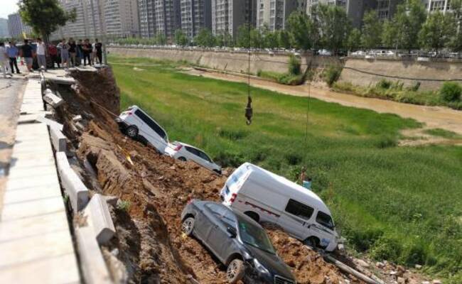 陕西一河堤垮塌 2秒内8车坠入河道