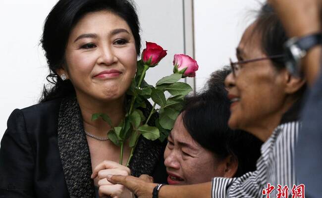 英拉抵达法院 民众送上玫瑰花