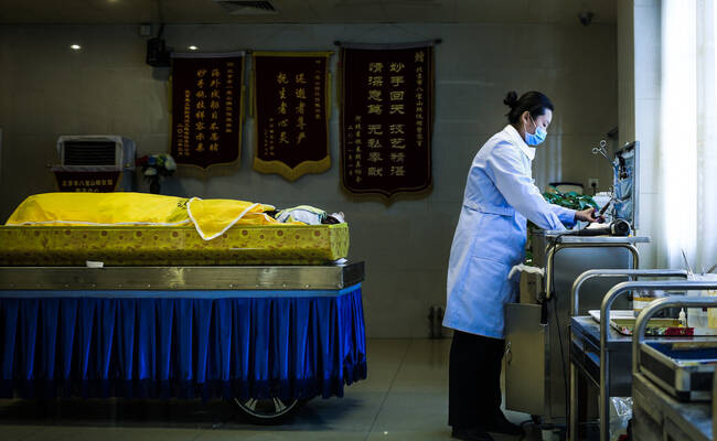 揭秘八宝山女子入殓师：三年为5000具尸体整容