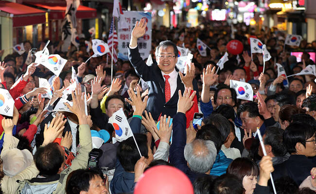 韩国总统候选人参加竞选 “跪谢”支持者