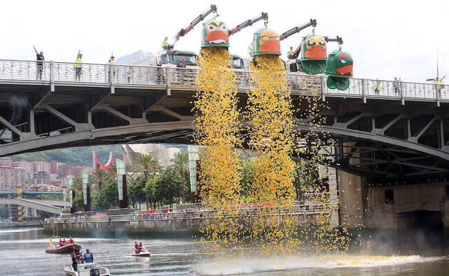 西班牙3万只“小黄鸭”游泳赛