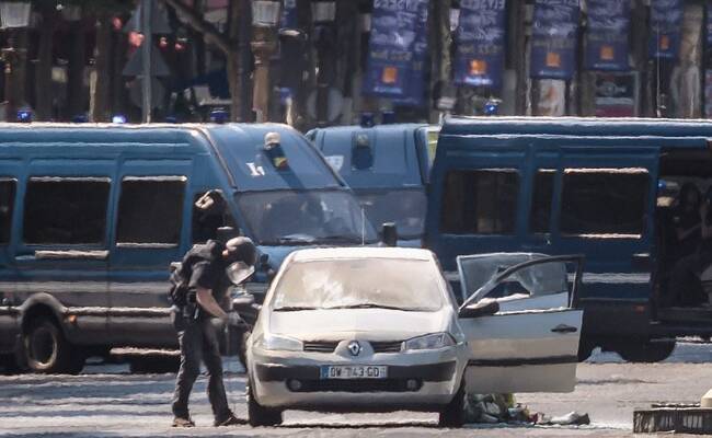 巴黎极端分子带炸弹和武器冲撞警车