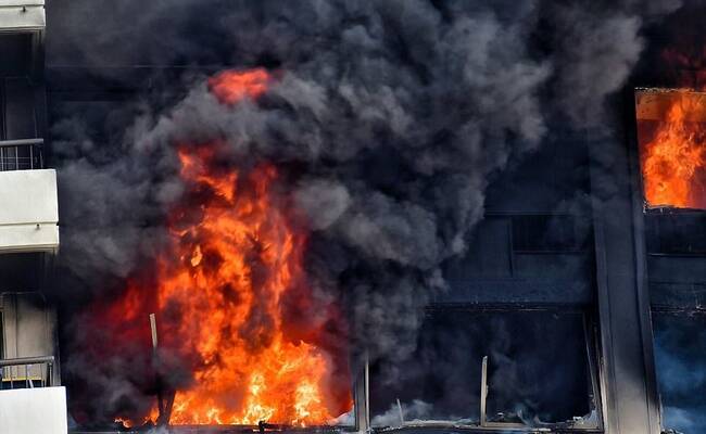 无喷淋系统 夏威夷一住宅突遇大火