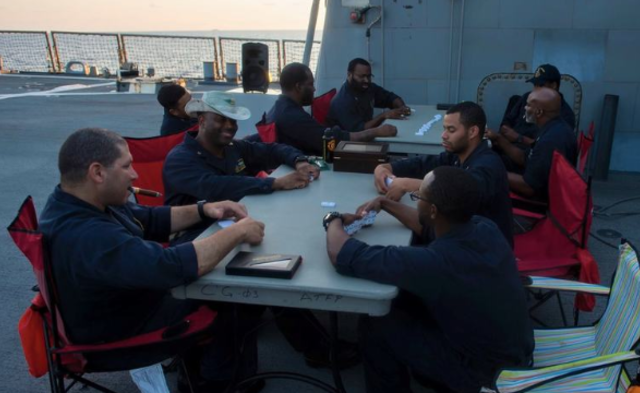 美军舰撞船前照片曝光：垂钓打扑克|组图