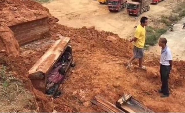工地挖出明清棺木 遗体完好面容可辨|组图