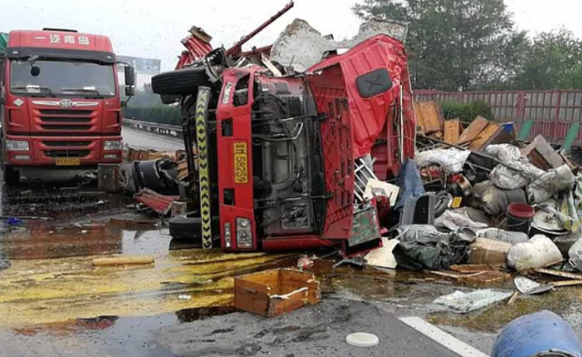 满载蜂蜜货车侧翻 千万只蜜蜂蜇人|组图