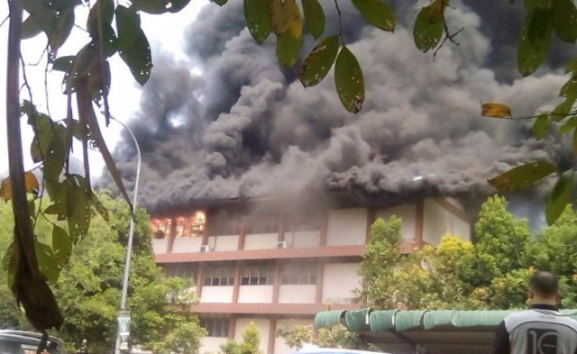 马来西亚一学校突发大火 约25人死亡|现场图