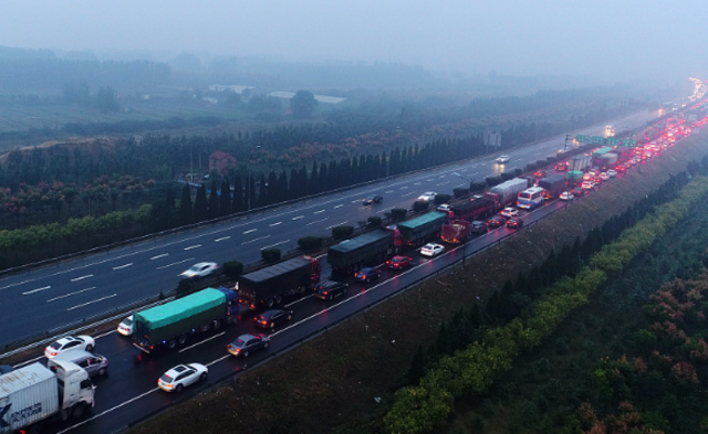 高速现“一串红” 全国各地迎返程客流实况丨现场图