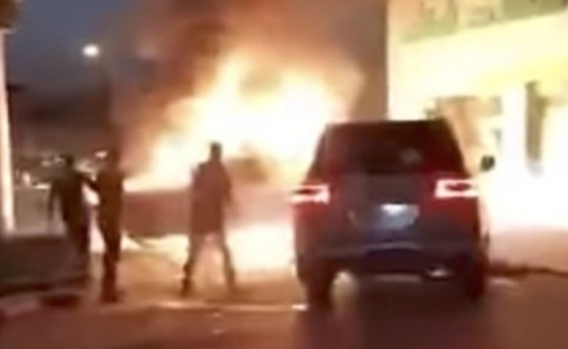 男子驾车冲进油站救火丨组图