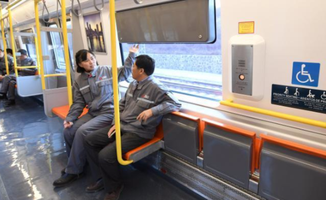 中国研制的首批美国波士顿橙线地铁车下线|组图