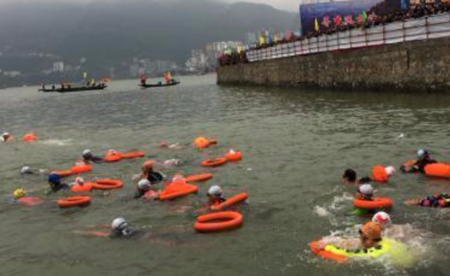 千名冬泳爱好者横渡长江三峡 | 现场图