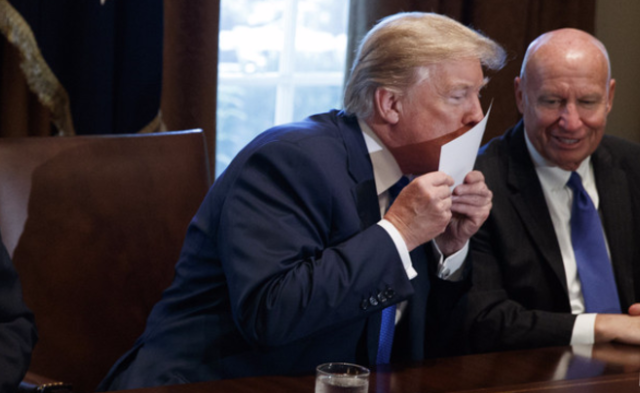 艰难一胜，特朗普激动亲吻新税单|组图