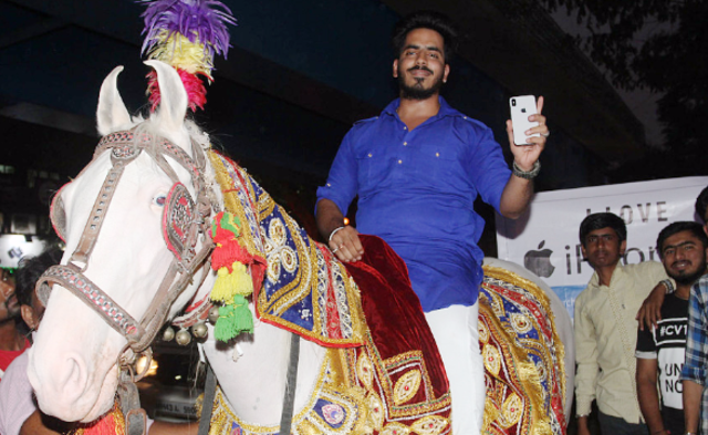 男子买iPhoneX排场大 骑马前往后跟乐队