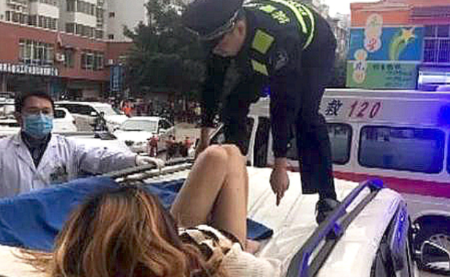 女子从11楼坠落车顶 警察抢救现场
